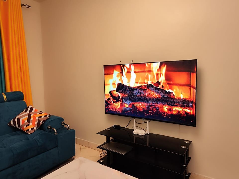 Communal lounge/ TV room, TV and multimedia, Living room, Seating area, Evening entertainment