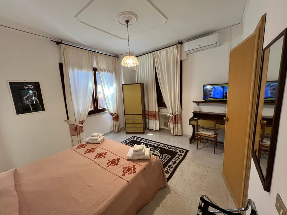 Bed, TV and multimedia, Photo of the whole room, Bedroom, air conditioner