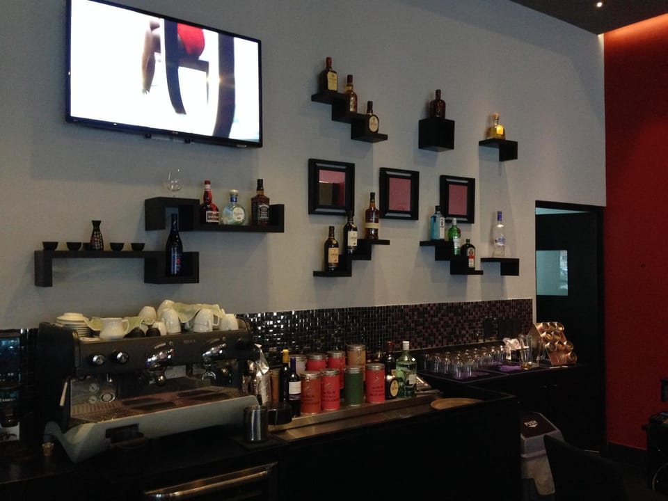 Restaurant/places to eat, Restaurant/places to eat, Lounge or bar