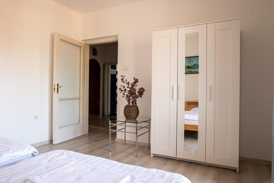 Barát Vendégház - Cosy Guesthouse - Teljes ház privát udvarral - 4 szoba, 2 fürdő Apartment in Szeged