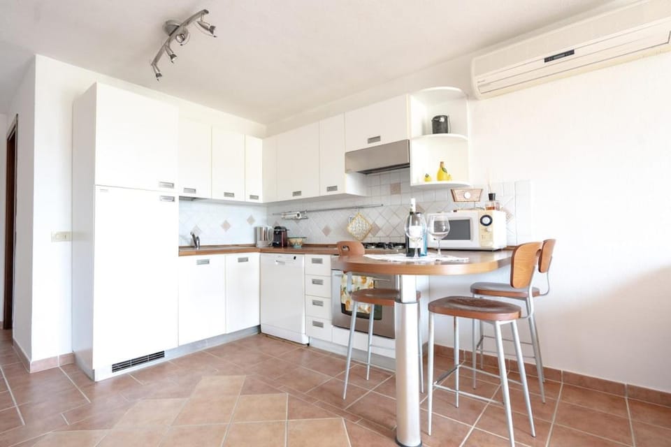 Kitchen or kitchenette, dishwasher, oven