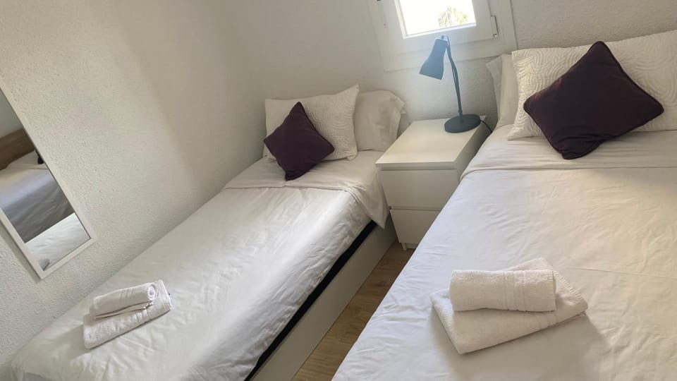Bed, Photo of the whole room, Bedroom, towels