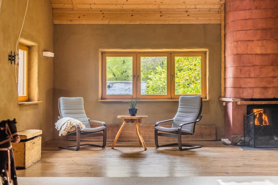 Seating area, fireplace