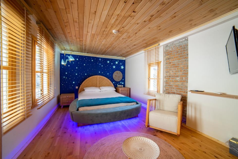 Bed, TV and multimedia, Bedroom