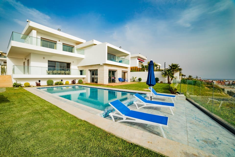 Property building, Garden, Swimming pool