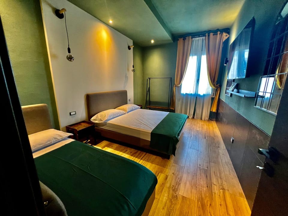 Bed, TV and multimedia, Photo of the whole room, Bedroom