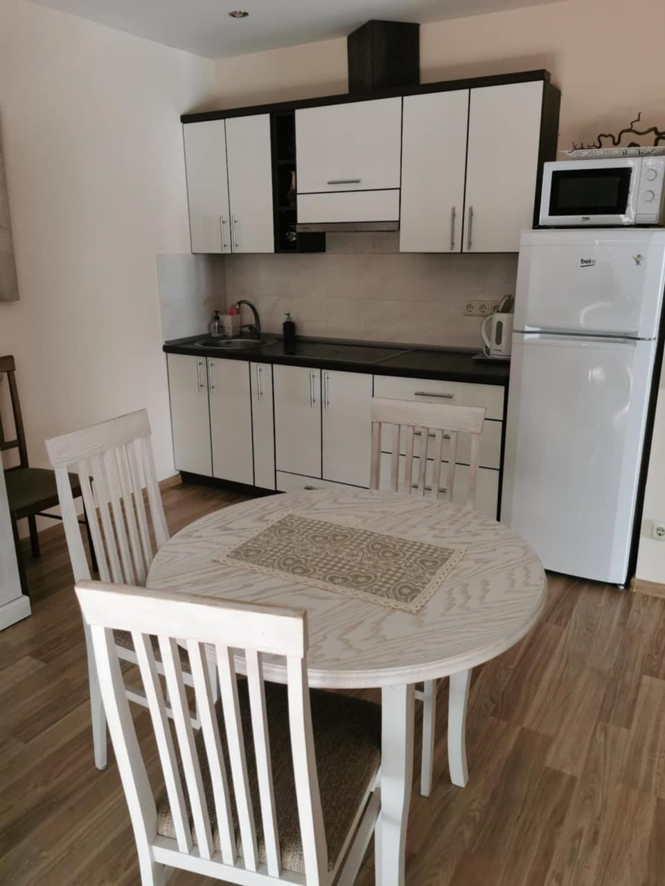 Kitchen or kitchenette, Dining area, stove