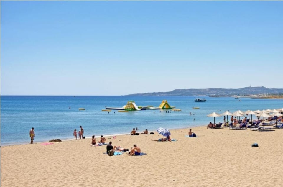 Nearby landmark, Day, People, Natural landscape, Summer, Beach, group of guests, sunbed