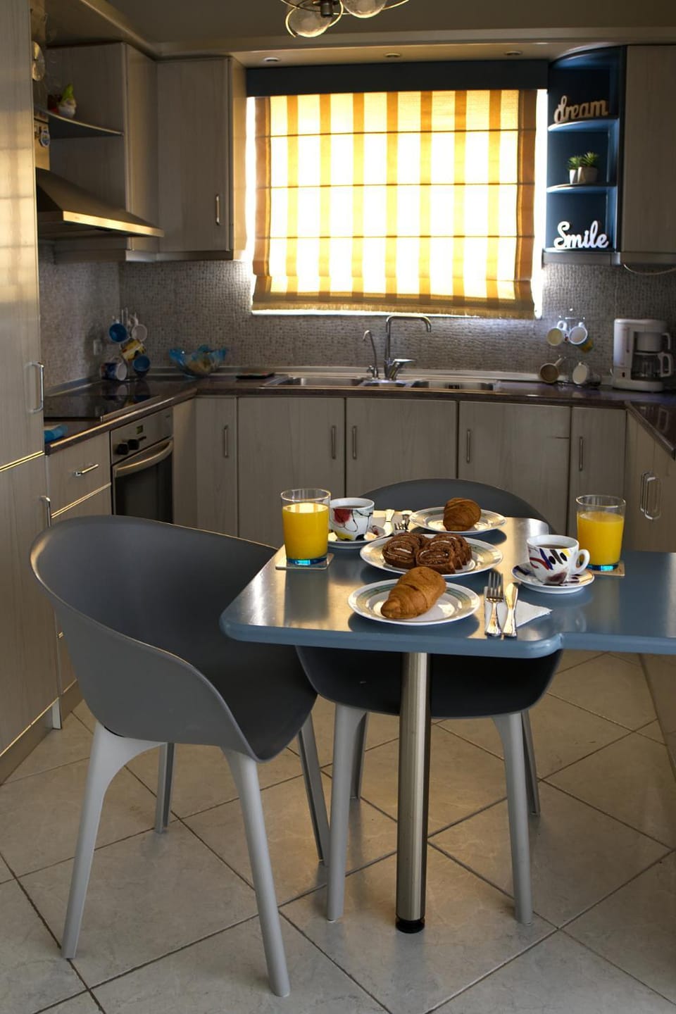 Coffee/tea facilities, Kitchen or kitchenette, Food and drinks, Photo of the whole room, Dining area, Food