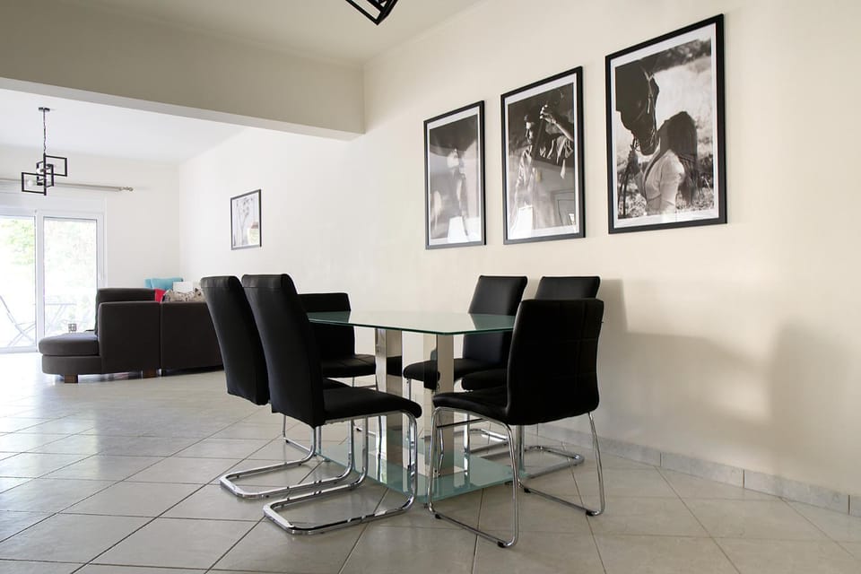 Toilet, Patio, Nearby landmark, Restaurant/places to eat, Bed, Food close-up, Day, Bathroom, TV and multimedia, Coffee/tea facilities, Balcony/Terrace, Living room, Photo of the whole room, Seating area, Dining area, Beach, older children, Bath, dishwasher, furniture, heating, internet, locker, minibar, pet friendly, stove, wardrobe, washing machine, kitchen, air conditioner