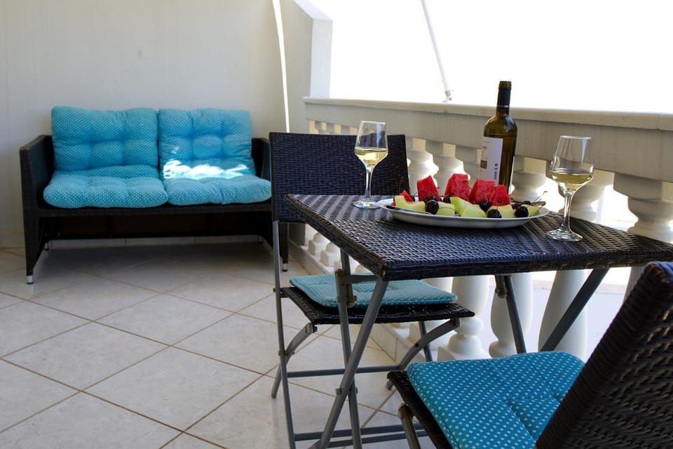 Nearby landmark, Day, Summer, Balcony/Terrace, Living room, Food and drinks, Seating area, Dining area, Beach, Food, Drinks, Alcoholic drinks