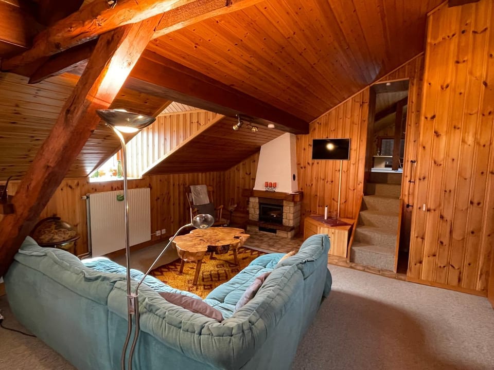 Communal lounge/ TV room, TV and multimedia, Living room, Seating area, Evening entertainment