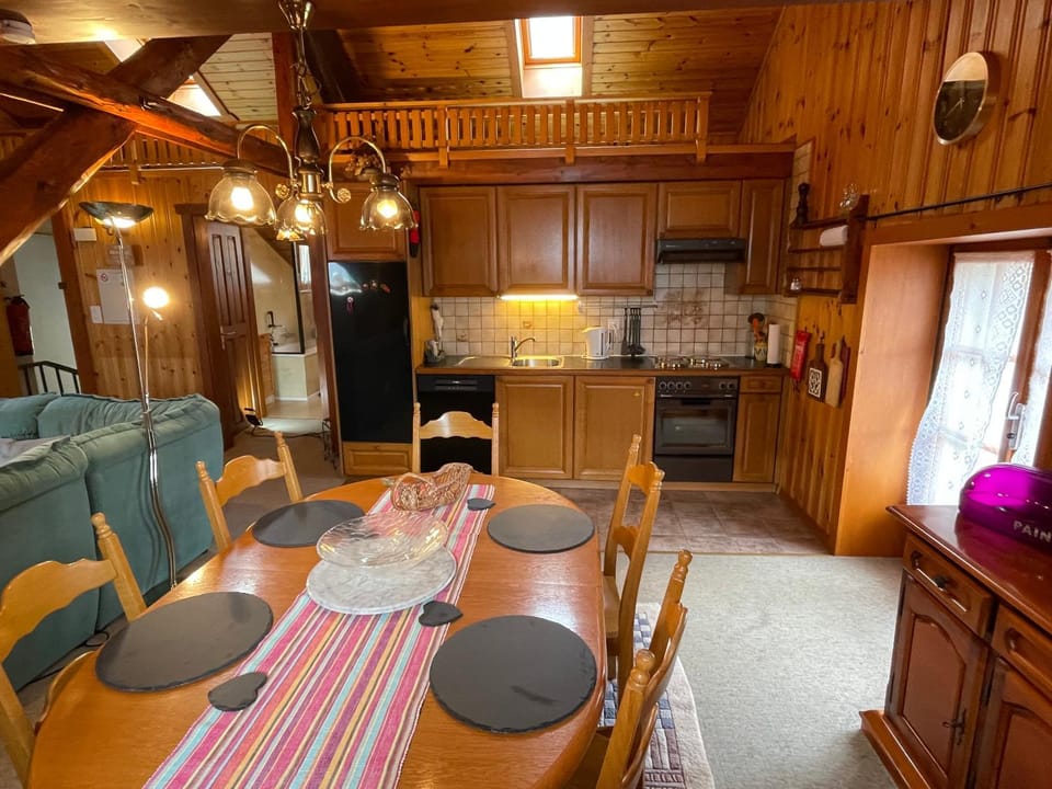 Kitchen or kitchenette, Living room, Dining area, minibar, pet friendly, stove