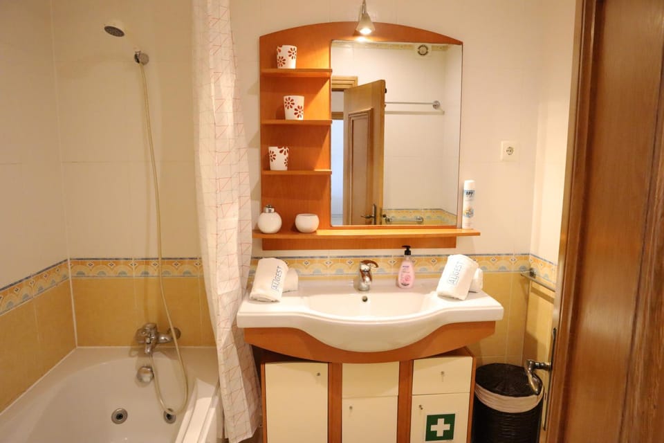 Spring, People, Winter, Summer, Bathroom, Decorative detail, children, heating, towels