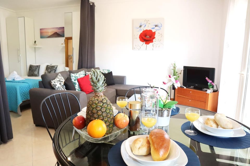 Spring, People, Winter, Summer, TV and multimedia, Living room, Decorative detail, Seating area, Dining area, Autumn, children, group of guests, Family, hair dresser, minibar
