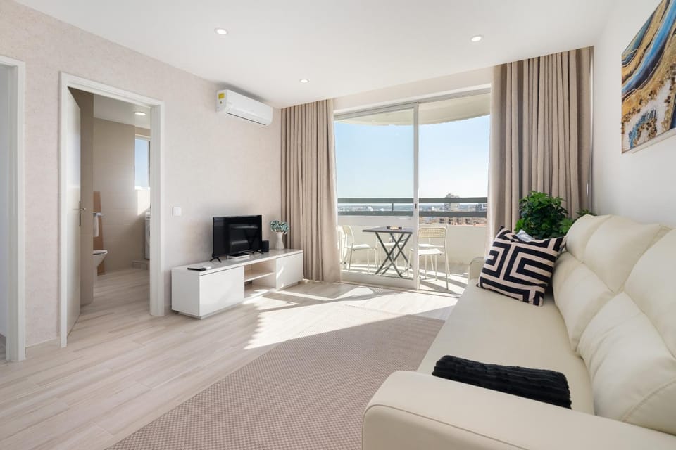 Natural landscape, TV and multimedia, View (from property/room), Balcony/Terrace, Living room, Seating area, Evening entertainment, Sea view, air conditioner