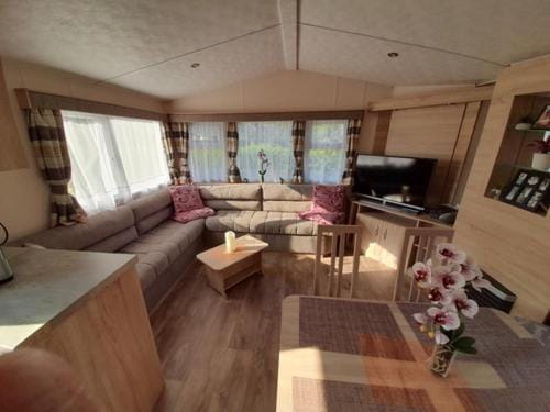 Living room, Seating area, Food