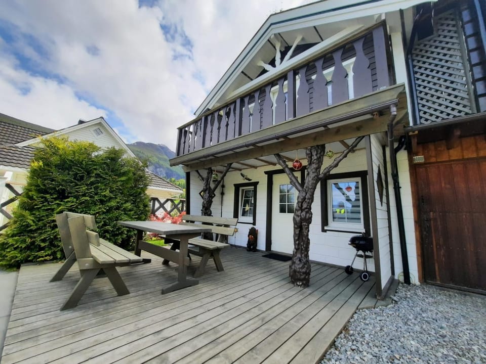 Property building, Patio, Balcony/Terrace