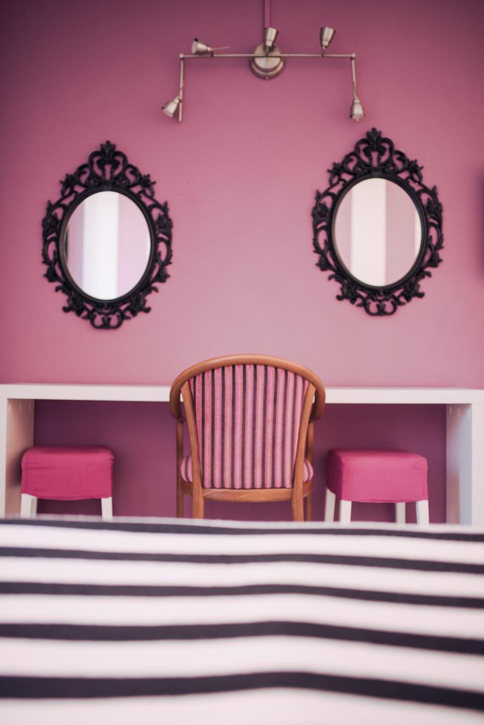 Bed, Decorative detail, Seating area, Bedroom