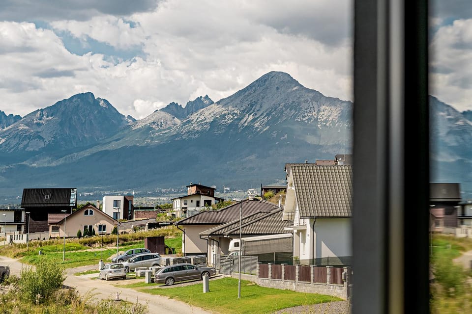 Neighbourhood, Mountain view, Quiet street view