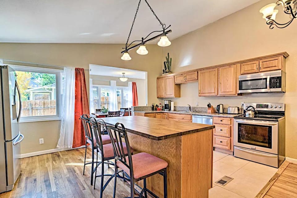 Coffee/tea facilities, View (from property/room), Dining area, minibar, pet friendly, stove, toaster, kitchen