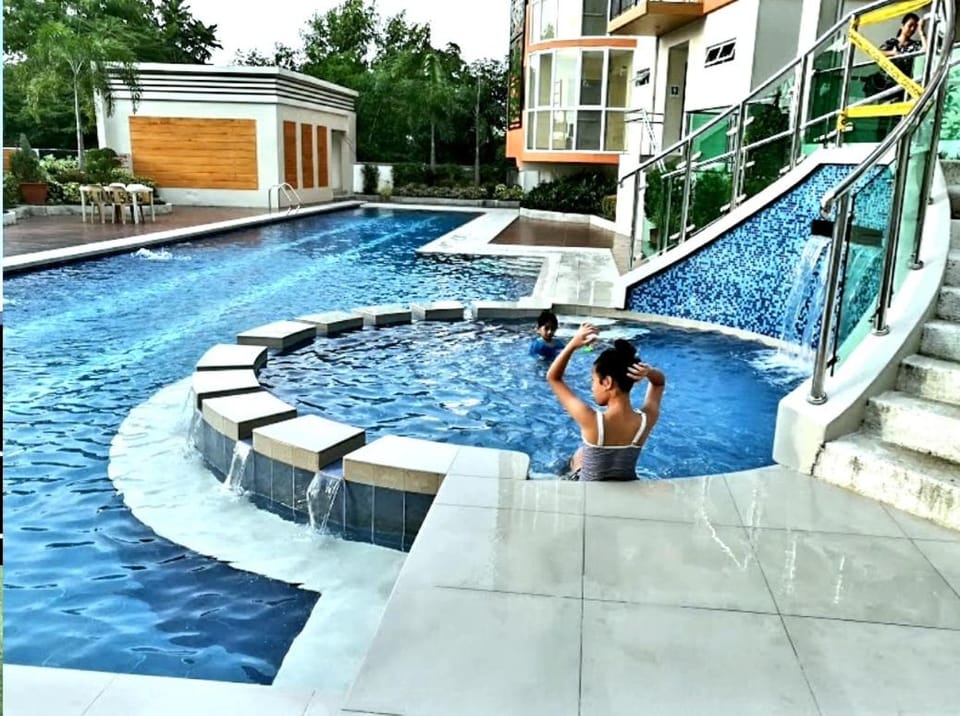 The Lancris Residences, 2 Bedrooms, Bathroom, Living room, Kitchen and Community Pool Apartment hotel in Paranaque