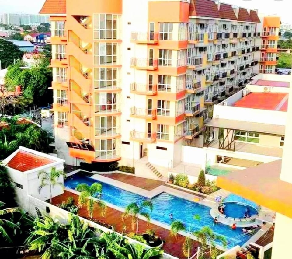 The Lancris Residences, 2 Bedrooms, Bathroom, Living room, Kitchen and Community Pool Apartment hotel in Paranaque