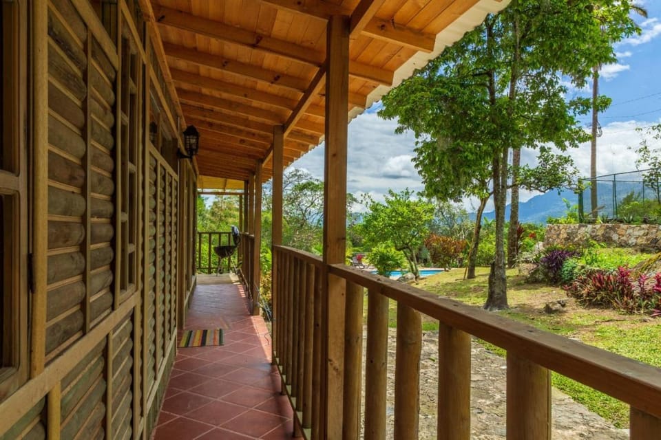 Cabaña en El Guadual House in Cundinamarca, Colombia