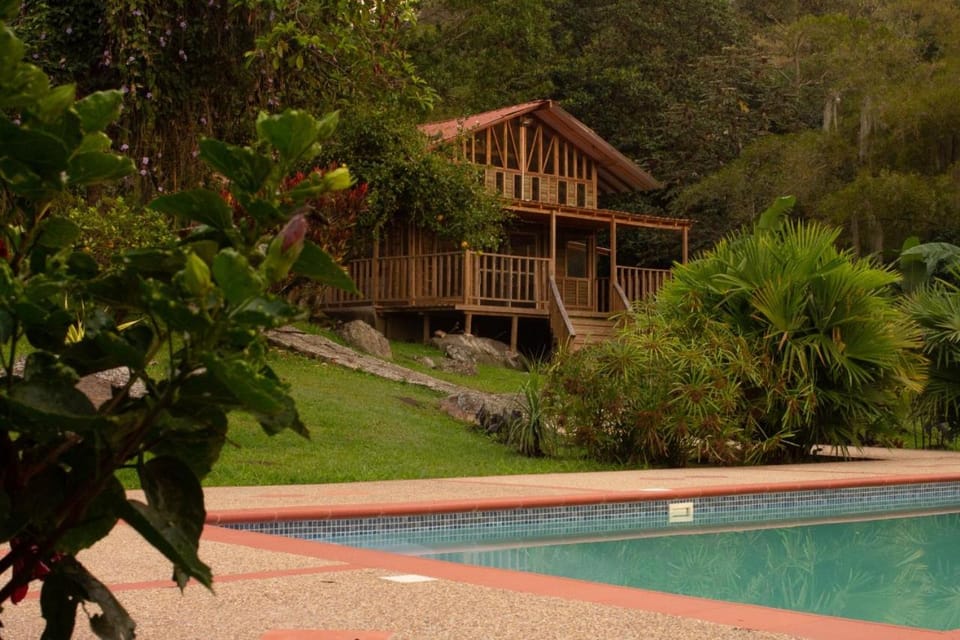 Cabaña en El Guadual House in Cundinamarca, Colombia