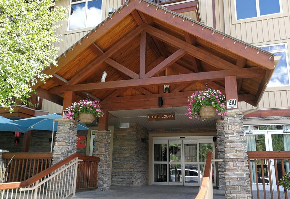 Sunny Tranquil Woods Turret in Falcon Crest Lodge Apartment hotel in Canmore
