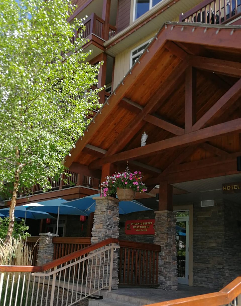 Sunny Tranquil Woods Turret in Falcon Crest Lodge Apartment hotel in Canmore