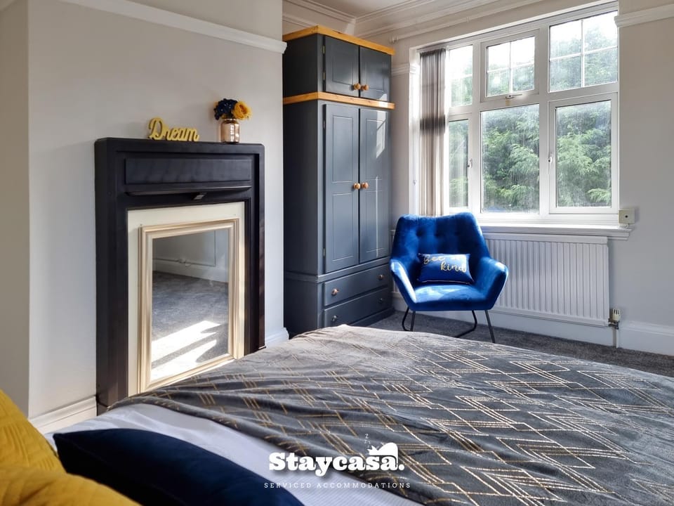 Spacious 5BR Leicester Home Sleeps 10 Parking! House in Leicester