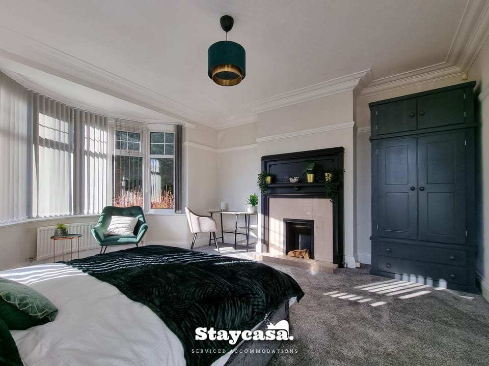 Spacious 5BR Leicester Home Sleeps 10 Parking! House in Leicester
