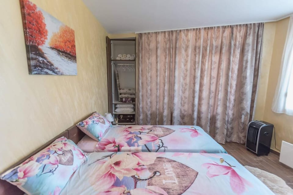 Bed, Photo of the whole room