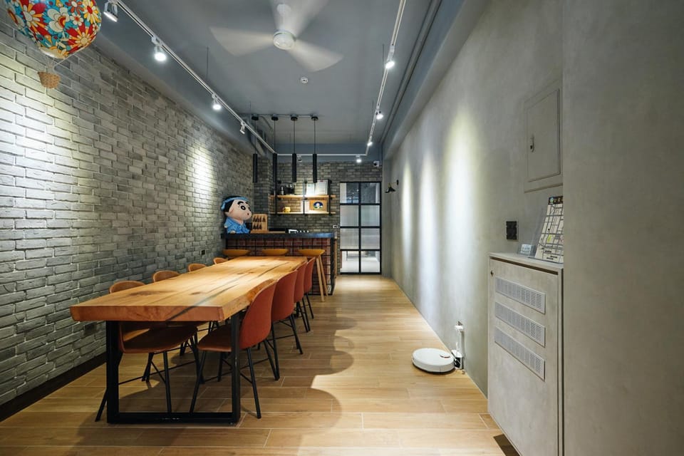 Communal lounge/ TV room, People, Kitchen or kitchenette, Living room, Seating area, Dining area, group of guests