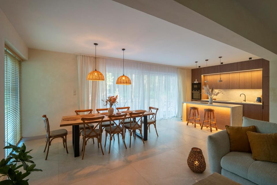 Kitchen or kitchenette, Seating area, Dining area