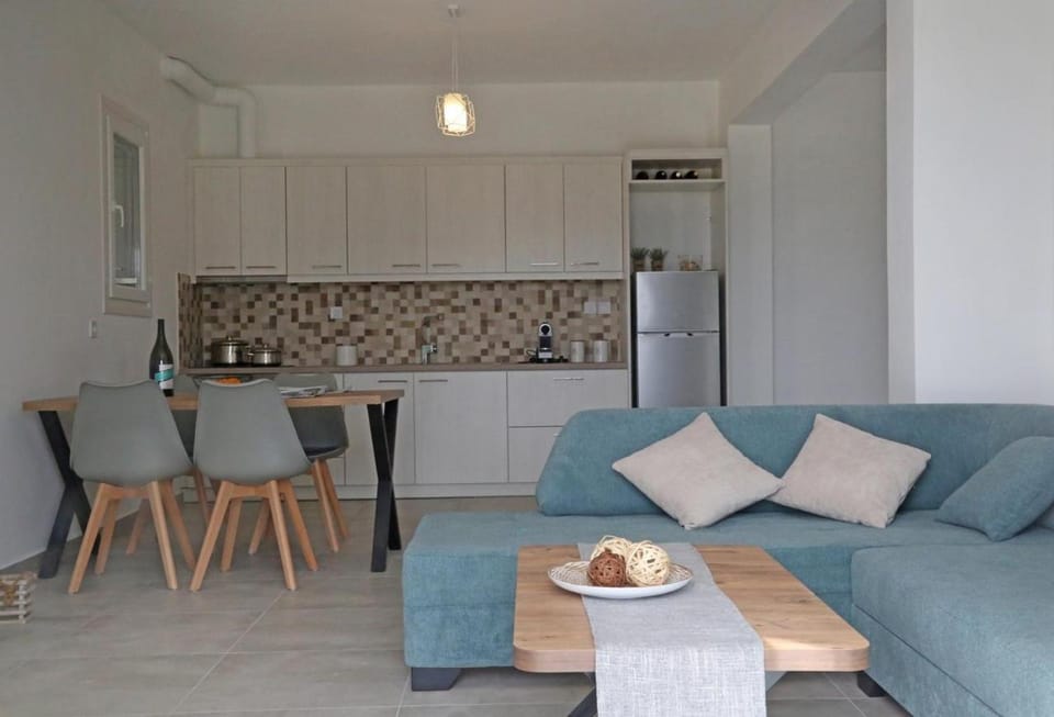 Seating area, Dining area, kitchen