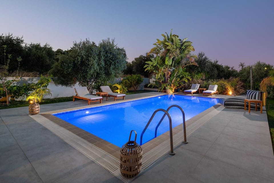 Swimming pool, sunbed