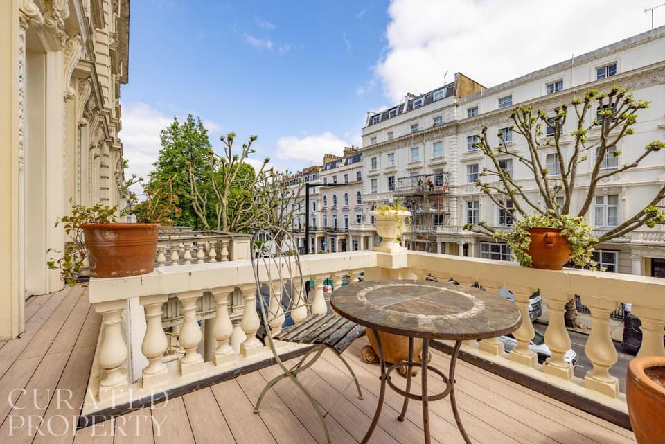 Lavish 2 Bedroom Flat with Roof Garden by Hyde Park Apartment in City of Westminster