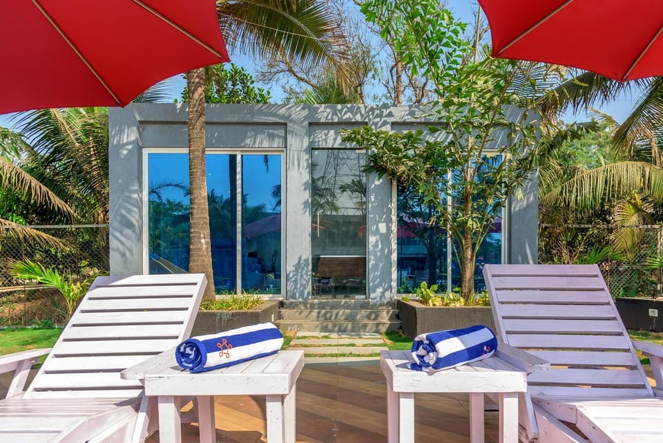 Patio, Facade/entrance, Other, sunbed, towels