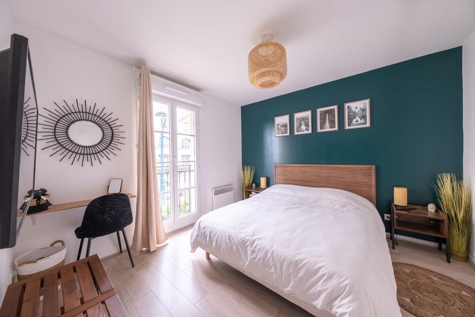 Photo of the whole room, Bedroom