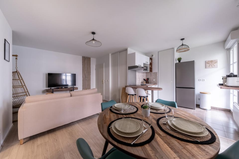 Communal lounge/ TV room, TV and multimedia, Living room, Seating area, Dining area