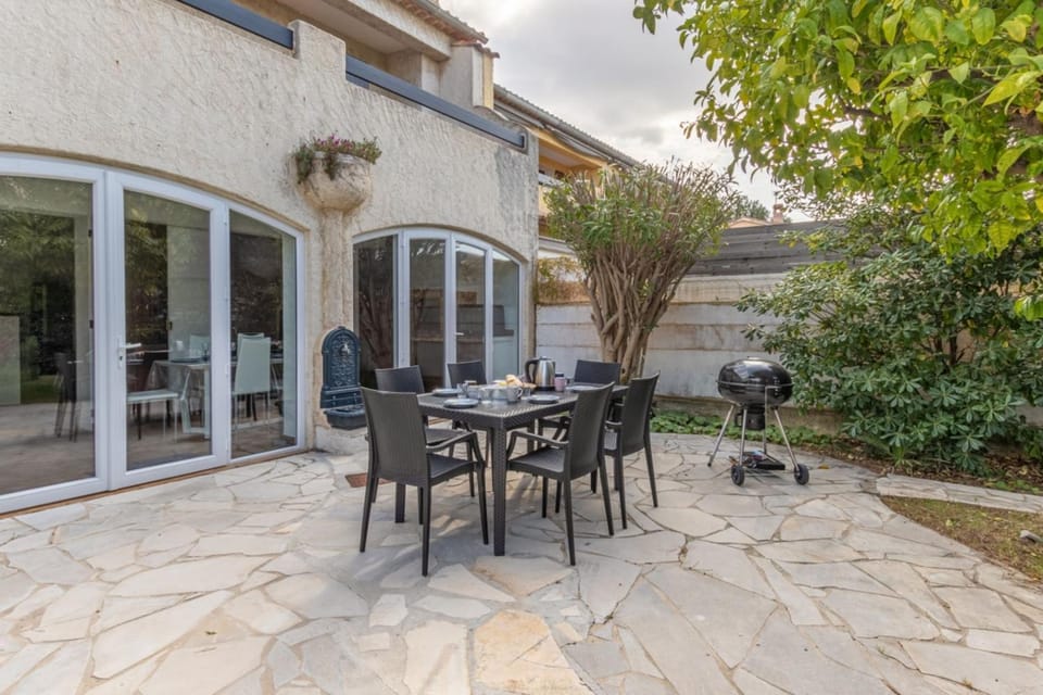 Bright House With Terrace And Garden House in Six-Fours-les-Plages