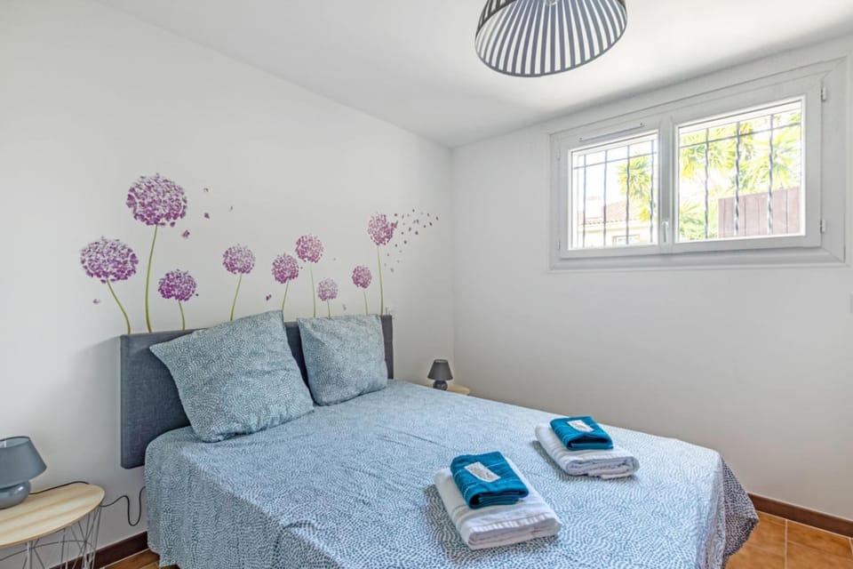 Bright House With Terrace And Garden House in Six-Fours-les-Plages
