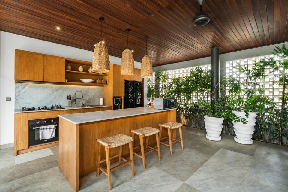 Coffee/tea facilities, Kitchen or kitchenette, Dining area, oven, stove