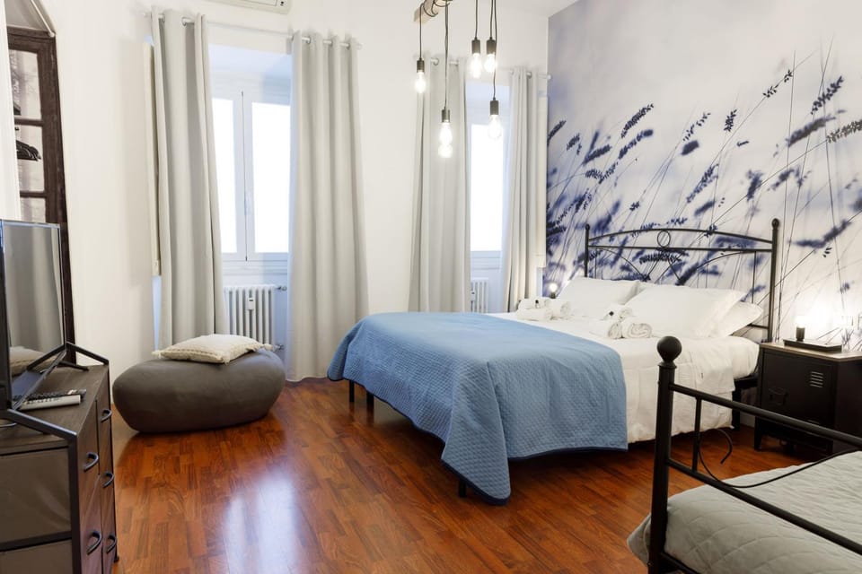 Bed, TV and multimedia, Photo of the whole room, Bedroom