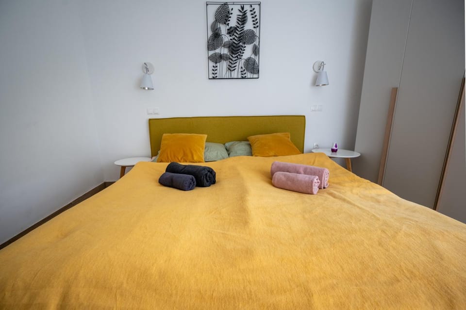 Bed, Bedroom, towels