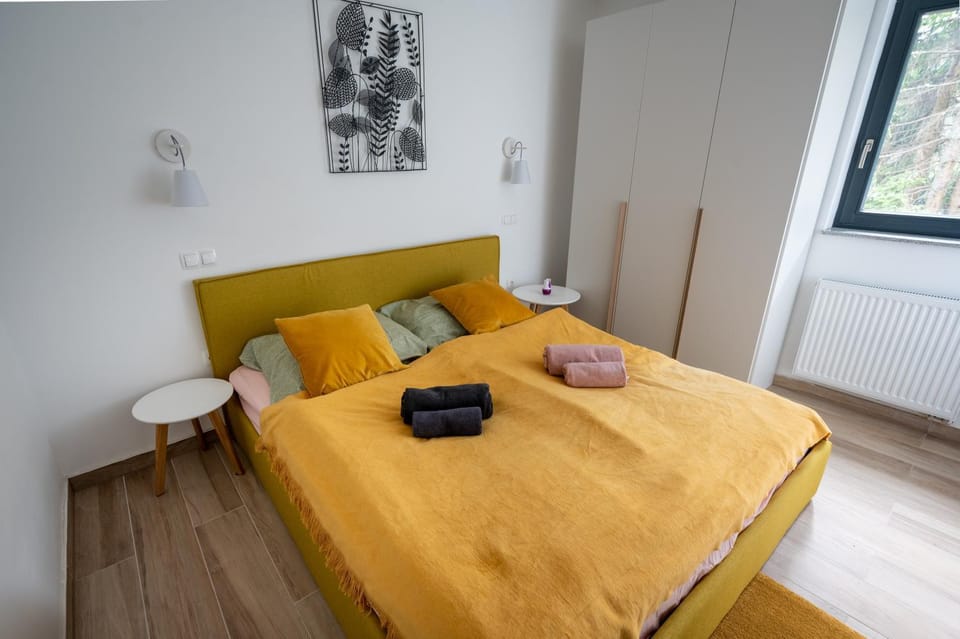 Bed, Bedroom, towels