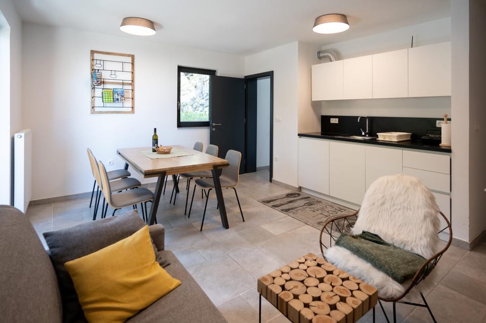 Kitchen or kitchenette, Seating area, Dining area