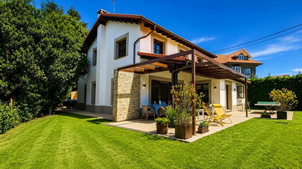 Property building, Garden, Balcony/Terrace, Living room, Dining area, Garden view